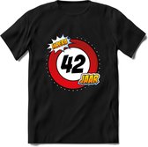 42 Jaar Hoera Verkeersbord T-Shirt | Grappig Verjaardag Cadeau | Dames - Heren | - Zwart - M
