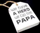 Hanger / label / met de tekst; We have a hero we call him papa / Antique white