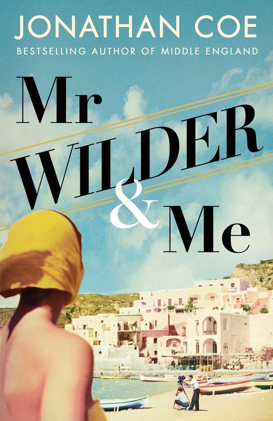 Boek "Mr Wilder & Me" van Jonathan Coe, met een vrouw in een gele hoofddoek die naar een Italiaans dorp kijkt.