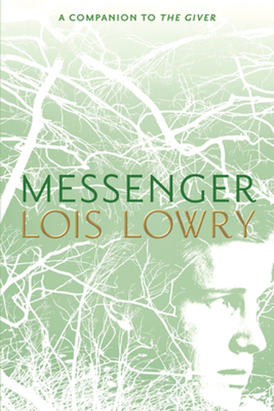 Boek 'Messenger' van Lois Lowry met een groene achtergrond en witte takken. Een gezicht is vaag zichtbaar rechtsonder.