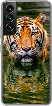 Geschikt voor Samsung Galaxy S22 hoesje - Tijger - Water - Reflectie - Siliconen Telefoonhoesje