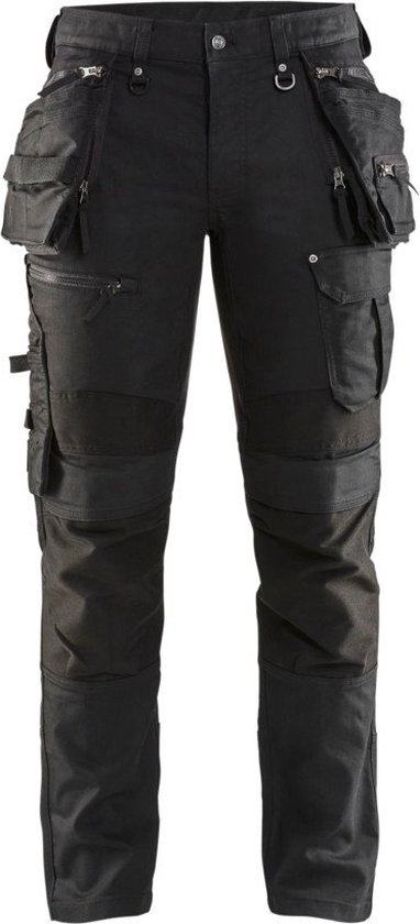 Zwarte werkbroek met ritssluitingen, diverse zakken en verstevigde delen.