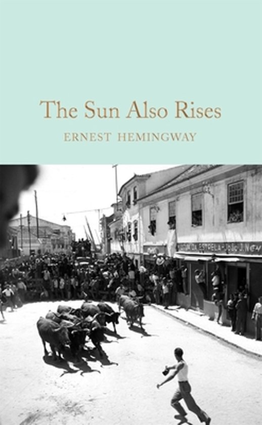Couverture du livre "The Sun Also Rises" d'Ernest Hemingway avec une image en noir et blanc de taureaux courant dans une foule.