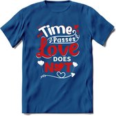 Time Passes Love Does Not - Valentijn T-Shirt | Grappig Valentijnsdag Cadeautje voor Hem en Haar | Dames - Heren - Unisex | Kleding Cadeau | - Donker Blauw - XL