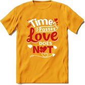 Time Passes Love Does Not - Valentijn T-Shirt | Grappig Valentijnsdag Cadeautje voor Hem en Haar | Dames - Heren - Unisex | Kleding Cadeau | - Geel - XL