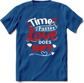 Time Passes Love Does Not - Valentijn T-Shirt | Grappig Valentijnsdag Cadeautje voor Hem en Haar | Dames - Heren - Unisex | Kleding Cadeau | - Donker Blauw - 3XL