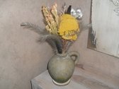Stenen vaas met droogbloemen