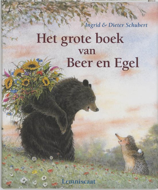 Een beer met een bos bloemen op zijn rug, kijkt naar een egel in een veld. Titel: Het grote boek van Beer en Egel.
