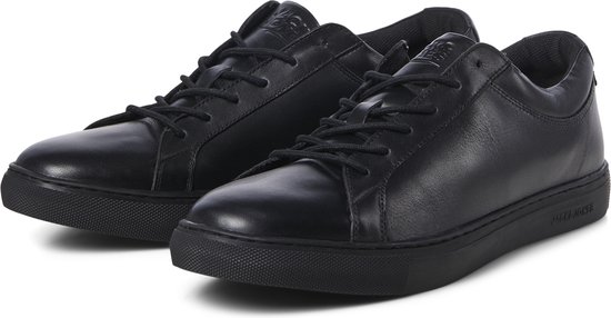 Zwarte leren sneakers met veters, lage schacht. Een nette, minimalistische uitstraling.