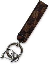 Luxe  Sleutelhanger - Bruin Patroon met Zilveren Hanger - Dames & Heren Designer Sleutel Hanger - Keychain Mode  Cadeau - Fashion Auto Accessoires