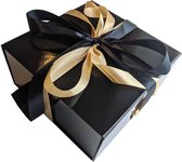 Luxe Cadeaubox Zwart - Met Zwart en Goud satijnen lint - Magneetsluiting - 1200 grams karton - 23x23x11cm - Geschenkdoos - Cadeau - Cadeauverpakking