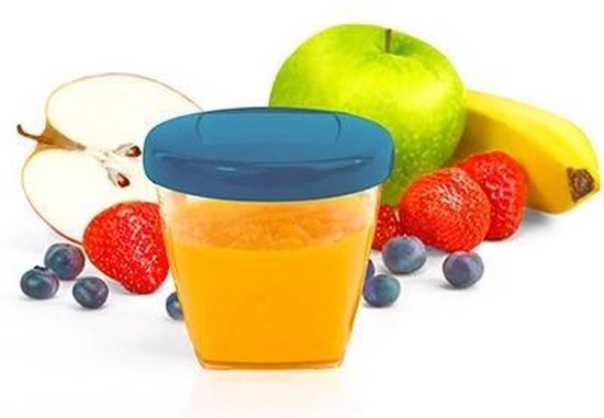 Gevuld bewaarbekertje met sinaasappelsap omringd door fruit: aardbeien, bosbessen, groene appel en banaan.
