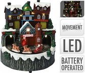 Kerstdorp met Beweging en Verlichting - Treinstation, Kerstman en Arrenslee -  Werkt op Batterijen
