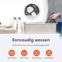 Detail van het wassen van de grijze schouderwarmer met oranje bies, met afneembaar bedieningspaneel.