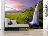 Professioneel Fotobehang van een waterval met landschap - groen - Sticky Decoration - fotobehang - decoratie - woonaccesoires - inclusief gratis hobbymesje - 325 cm breed x 220 cm hoog - in 7