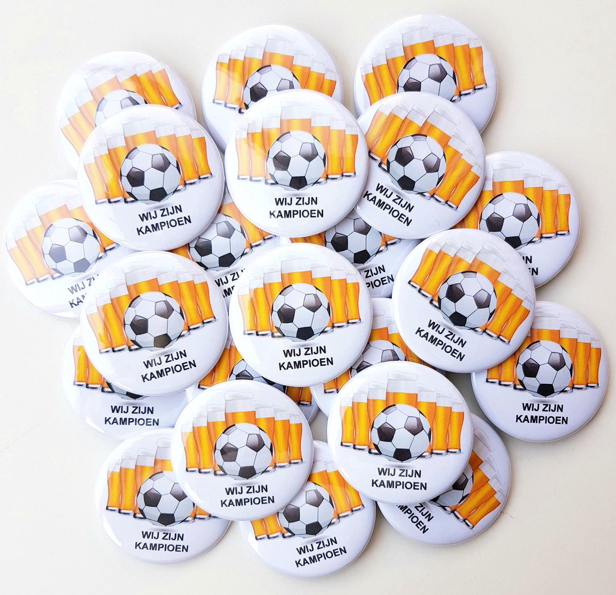 22X Button Cheers Wij zijn kampioen - voetbal - kampioen - EK - WK - sport - button
