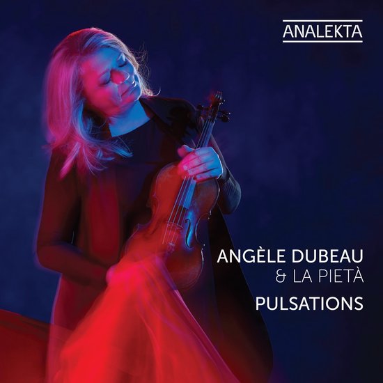 Angèle Dubeau & La Pietà - Pulsations. Femme avec un violon, baignée de lumière rouge et bleue.