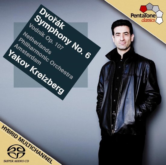 Man in zwarte jas, linkshandig, draagt een zonnebril en staat voor een grijs met witte achtergrond. Tekst: Dvořák Symphony No. 6 Vodnik Op. 107 Netherlands Philharmonic Orchestra Amsterdam Yakov Kreizberg. Pentatone classics.