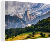Canvas Schilderij Uitzicht op de bergen van Picos de Europa in Spanje - 60x40 cm - Wanddecoratie