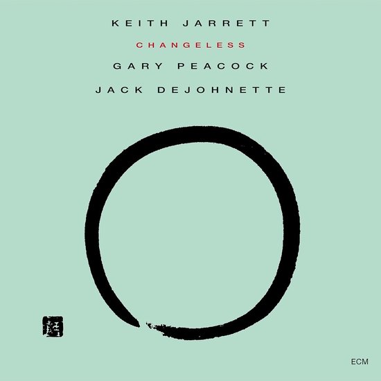 Albumhoes met de tekst KEITH JARRETT, CHANGELLESS, GARY PEACOCK, JACK DEJOHNNETTE op een lichtgroene achtergrond. Een zwarte cirkel met een penseelstreek aan de onderkant, met een klein vierkant stempel links.