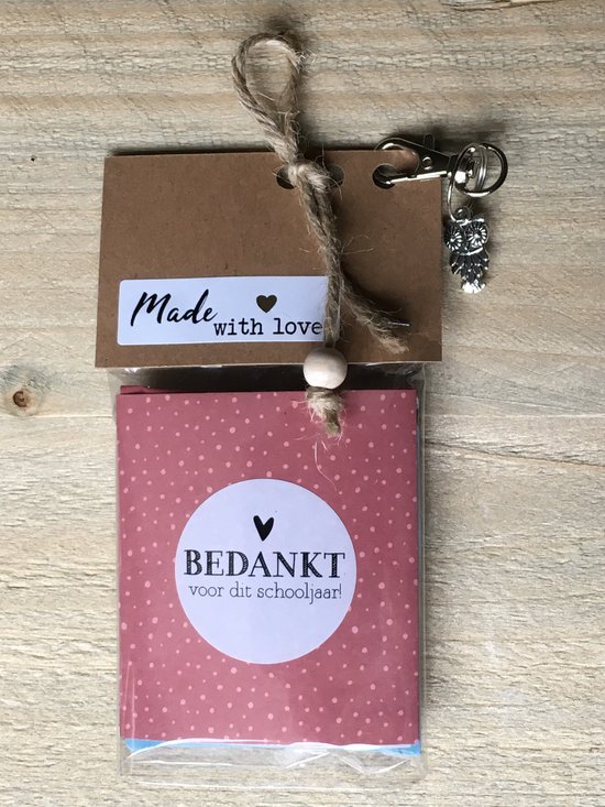 Foto: Thee cadeau met de tekst bedankt voor dit schooljaar met sleutelhanger en bedeltje 4 verschillende theezakjes lief kadootje juf of meester kado school bedankje bedankt afscheid theekado kadopakket geschenkpakket