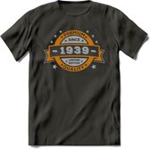 Premium Since 1939 T-Shirt | Zilver - Goud | Grappig Verjaardag en Feest Cadeau Shirt | Dames - Heren - Unisex | Tshirt Kleding Kado | - Donker Grijs - XL