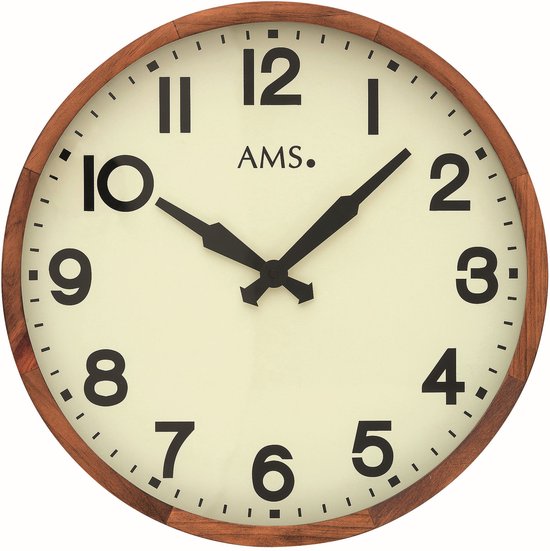 AMS wandklok met een houten rand, wit met zwarte cijfers en wijzers. Het "AMS." logo staat in het midden.