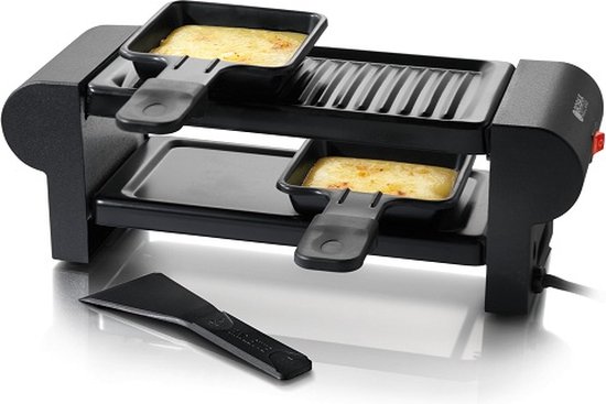 Zwarte raclette set met twee gesmolten kaas pannetjes, grillplaat en spatel.