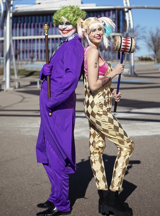Joker en Harley Quinn kostuums, rug aan rug, met hamer en wandelstok.