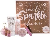 SMILE SPARKLE SHINE GESCHENKSET - Douchegel 180 ml, bodylotion 180 ml, scrubzout 80 ml, 2x nagellak 7 ml, vijl,  Sleutelhanger
