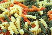 Dibond - Keuken / Eten / Voeding - Pasta / Spirelli in beige / groen / oranje / zwart - 120 x 180 cm.