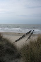 Dibond - Zee - Strand in wit / beige / grijs / blauw - 120 x 180 cm.