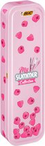 BIC My Pink Collection Roze schrijfset - 4 girly pennen in metalen doosje - 4 Kleuren pen - 1 vulpotlood - 1 Gel-Ocity Quick Dry Rollerbal Gelpen - 1 Highlighter