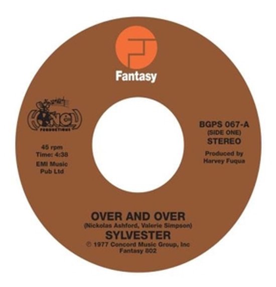 Bruine single met witte tekst: 'OVER AND OVER' door SYLVESTER. Fantasy Records logo.