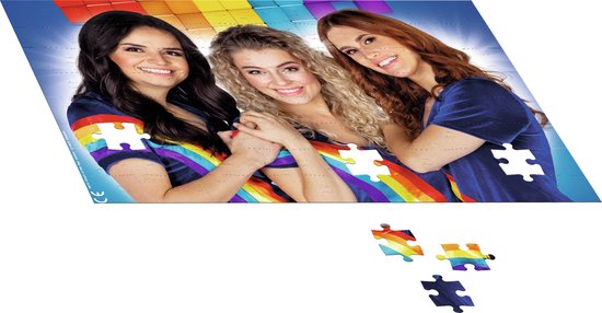 Drie vrouwen met regenboogjurken, deel van een puzzel. K3 logo boven.
