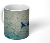 Mok - Papieren boot in het water tijdens de regen - 350 ML - Beker - Uitdeelcadeautjes