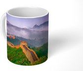 Mok - Weergave van de Chinese Muur bedekt met mist in de ochtend - 350 ML - Beker - Uitdeelcadeautjes