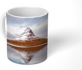 Mok - Reflectie van een besneeuwde Kirkjufell berg in IJsland - 350 ML - Beker - Uitdeelcadeautjes