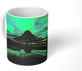 Mok - Groene lucht boven de Kirkjufell berg in IJsland - 350 ML - Beker - Uitdeelcadeautjes