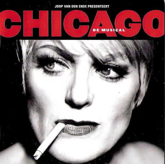 Close-up van een vrouw met opgestoken haar en een sigaret in haar mond, in zwart-wit. Titel "CHICAGO DE MUSICAL" erboven.