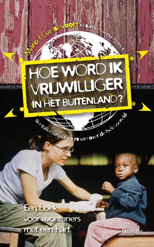Boek 'Hoe word ik vrijwilliger in het buitenland?' met een vrouw die voor een kind zorgt. Wereldkaart en gele tekst.