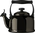 Zwarte Le Creuset fluitketel met zwarte handgreep en deksel. Glanzend oppervlak.