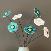 Vaasje met 7 kleine handgemaakte keramische bloemetjes op dun ijzerdraad. Turquoise met wit. Bloemetjes ca, 2,5 cm ø. Vaasje 10 cm hoog.
