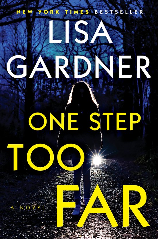 Boekomslag van "One Step Too Far" door Lisa Gardner. Een meisje staat op een donker pad en schijnt met een zaklamp.