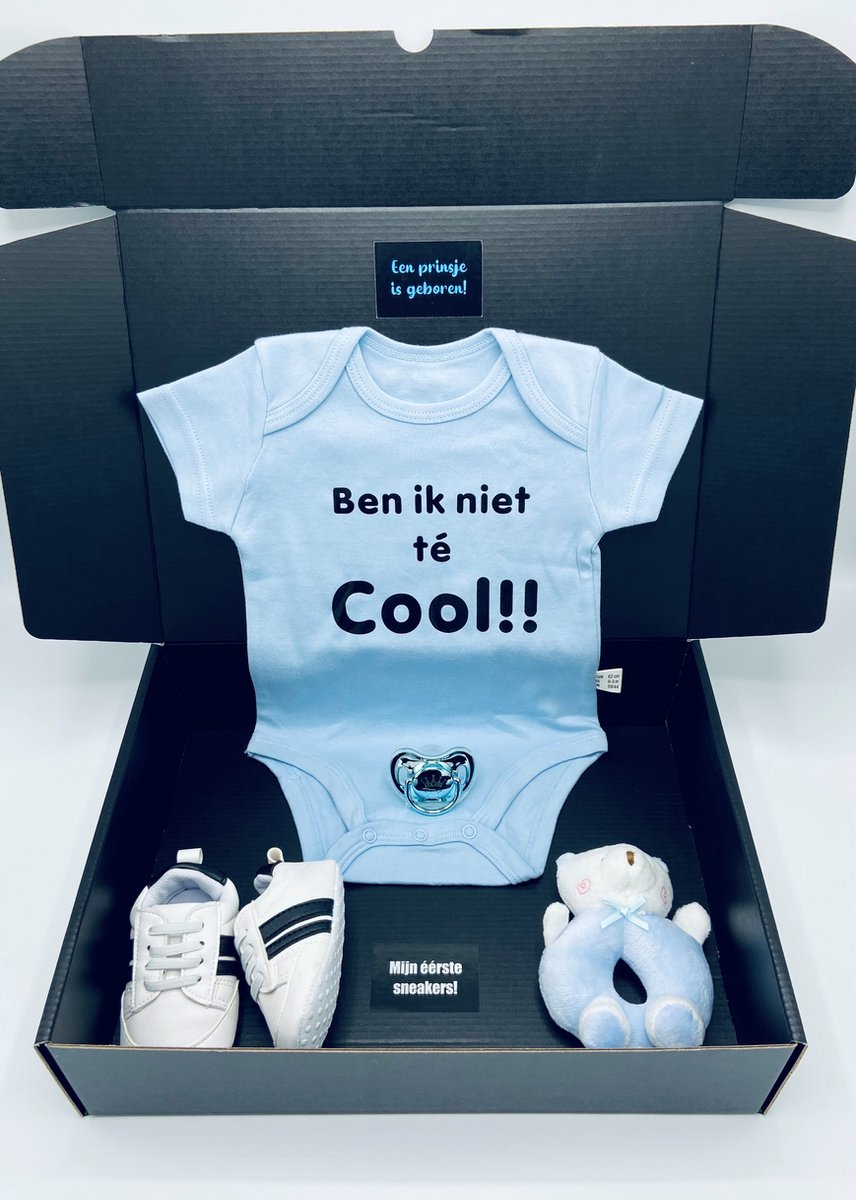 Kraamcadeau jongen met romper, sneakers, fopspeen en rammellaar knuffel - kraampakket - groot kraampakket - babyshower - rechtstreeks sturen met kaart mogelijk Kraamcadeau jongen met romper, sneakers, fopspeen en rammellaar knuffel - kraampakket - groot kraampakket - babyshower - rechtstreeks sturen met kaart mogelijk
