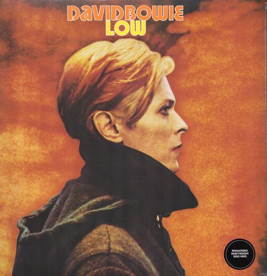 Albumhoes David Bowie 'Low' met profiel van David Bowie, oranje achtergrond. Sticker rechtsonder.