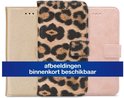 Trois étuis de téléphone : beige, imprimé léopard et rose.
