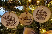 Kerstbal - Kerstboomhangers van echte boomschijven - DE DRIE MEEST ROMANTISCHE TEKSTEN IN UW KERSTBOOM. Gravure op een echte boomschijf van 6-7 cm Ø | € 15,95  Incl. verzend | *Met