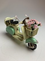 Retro scooter met bloemen in mand turquoise