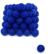 MooiVilt - viltballetjes - 30 stuks - kobaltblauw - 2,2cm - hobby - wolvilt - handwerk - wolkralen - handgemaakt - creatief - Fairtrade